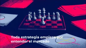 Ilustración conceptual de un tablero de ajedrez con piezas en movimiento, rodeado de documentos y gráficos. Predominan los tonos rojos, azules y grises, representando el análisis estratégico basado en el entendimiento del mercado.